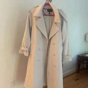 BCBGMAXAZRIA Creme Trench Coat.  Great for travel. Like new.